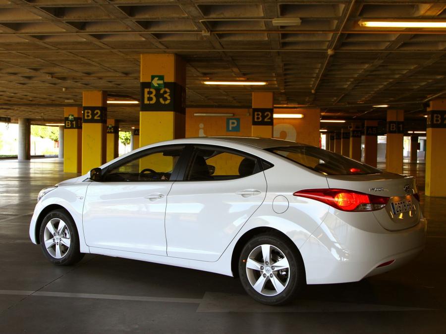  Hyundai Elantra 2010 года  (фото 12 из 19)